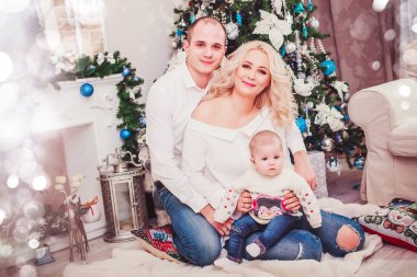 Noel aile Xmas ağacı gülümseyerek. Noel ağacı ve mevcut hediye kutusu tarafından dekore edilmiş salon, ışık vermek rahat bir atmosfer. Yeni yıl tema. Tonlama