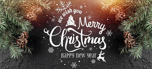 Weihnachten Und Neujahr Typographisch Auf Schwarzem Feiertagshintergrund Mit Tannenzweigen Tannenzapfen — Stockfoto