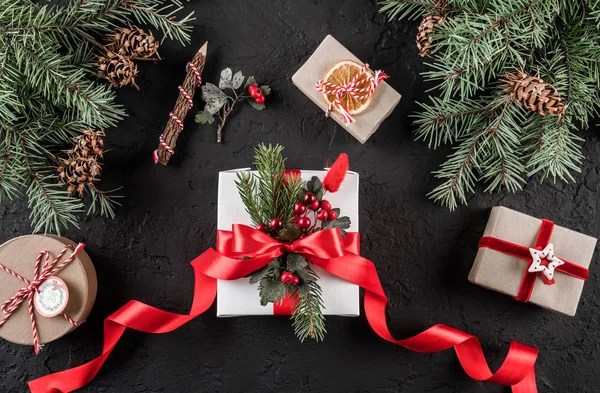 Weihnachtsgeschenkboxen Mit Roter Schleife Auf Festlichem Hintergrund Mit Bleistift Tannenzweigen — Stockfoto