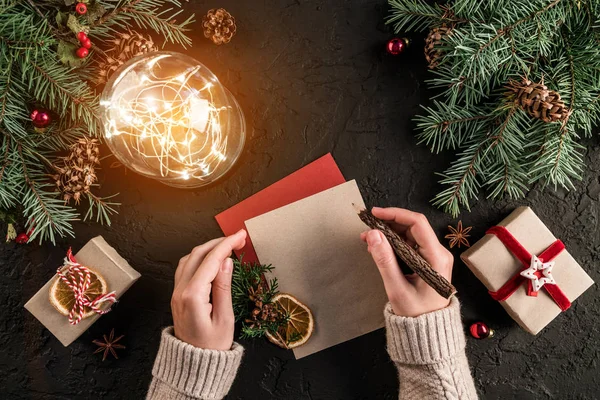 Mano Femenina Escribiendo Una Carta Santa Sobre Fondo Oscuro Con — Foto de Stock