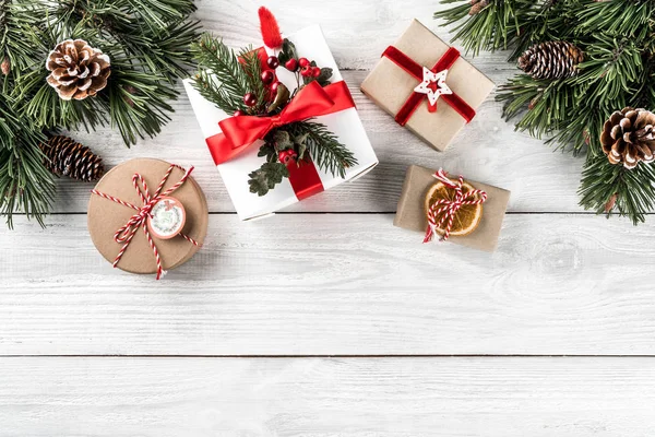 Weihnachtsgeschenkschachteln Auf Weißem Holzgrund Mit Tannenzweigen Tannenzapfen Weihnachten Und Ein — Stockfoto