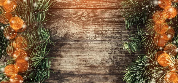Creative Układ Ramki Gałęzi Fir Boże Narodzenie Szyszki Podłoże Drewniane — Zdjęcie stockowe