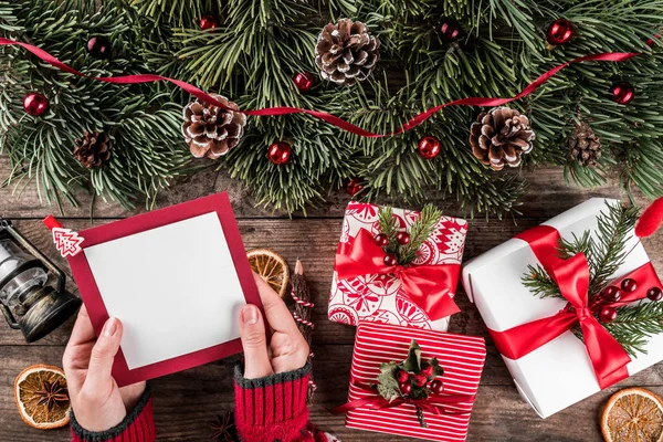크리스마스 전나무 소나무 배경에 산타에게 편지를 크리스마스와 받으세요 테마입니다 — 스톡 사진