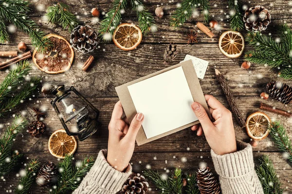 Mano Femenina Sosteniendo Una Carta Santa Fondo Madera Vacaciones Con — Foto de Stock