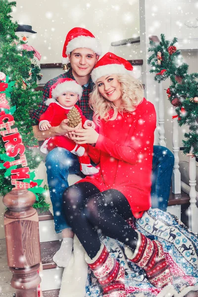 圣诞一家在圣诞树附近微笑 客厅装饰着圣诞树和礼物盒 光线给人舒适的气氛 新年主题 — 图库照片