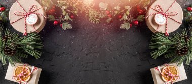 Noel hediye kutuları çam dalları, çam kozalakları tatil zemin üzerine. Noel ve mutlu yeni yıl tema, bokeh, kıvılcım, parlayan. Düz yatıyordu, en iyi görünüm, metin için yer