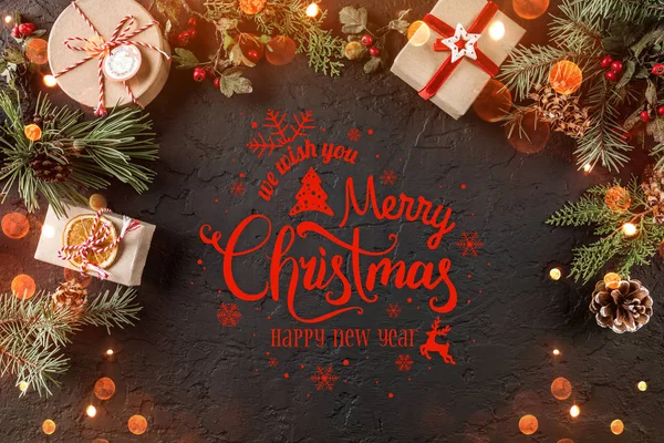 Noel ve yeni yıl baskı çam dalları, hediyeler, çilek tatil zemin üzerine. Noel ve mutlu yeni yıl kartı, bokeh, kıvılcım, parlayan. Düz yatıyordu, en iyi görünümü
