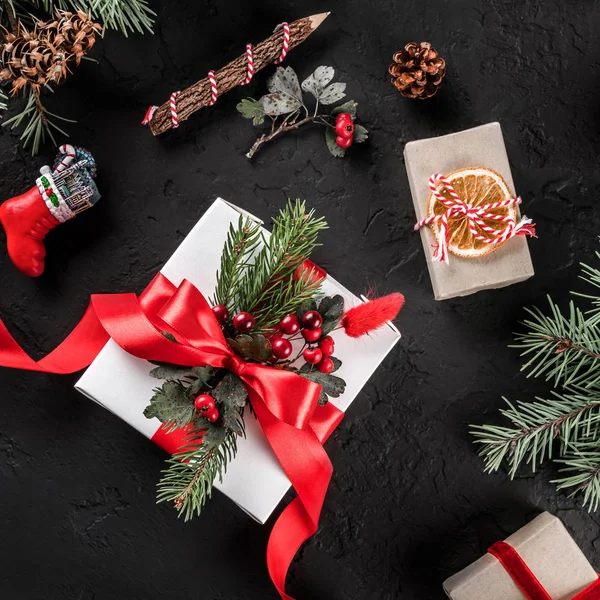 전나무 소나무 배경에 리본으로 크리스마스 크리스마스와 Bokeh 빛나는 — 스톡 사진