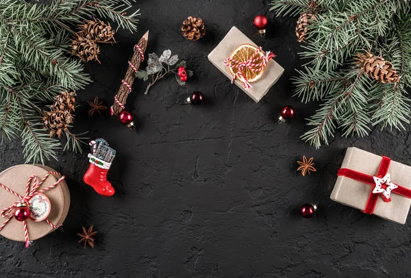 クリスマスのモミの枝 松ぼっくり 暗い背景のギフト 雪のクリスマスと新年のテーマ等 フラット レイアウトのトップ ビューでテキストのためのスペース — ストック写真