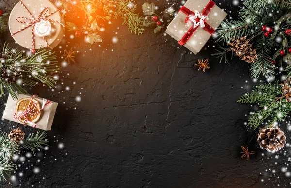 Noel hediye kutuları çam dalları, çam kozalakları tatil zemin üzerine. Noel ve mutlu yeni yıl tema, bokeh, kıvılcım, parlayan. Düz yatıyordu, en iyi görünüm, metin için yer