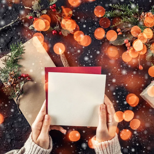 クリスマス プレゼント モミ枝 松ぼっくり 樹皮背景にサンタさんへ手紙を持つ女性の手 クリスマスと新年あけましておめでとうございますテーマ ボケ味が光る フラット横たわっていた トップ ビュー — ストック写真