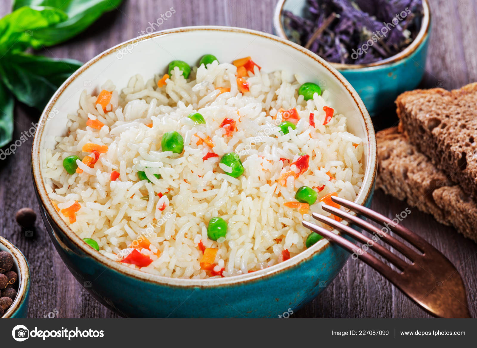 Рис с горошком на гарнир. Рис с зеленым горошком. Рис с куркумой. Как приготовить рис с горошком. Рис с горохом.