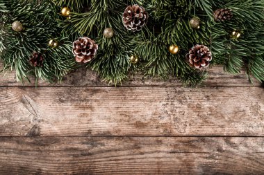 Noel köknar şube, çam kozalakları ve ahşap zemin üzerine altın dekorasyon yaratıcı düzen çerçeve yaptı. Noel ve yeni yıl tema. Düz yatıyordu, en iyi görünümü