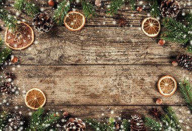Noel çam dalları, Ladin, dilim portakal, çam kozalakları, kar taneleri ahşap arka plan üzerinde yaratıcı düzen çerçeve yaptı. Noel ve yeni yıl tema. Düz yatıyordu, en iyi görünümü