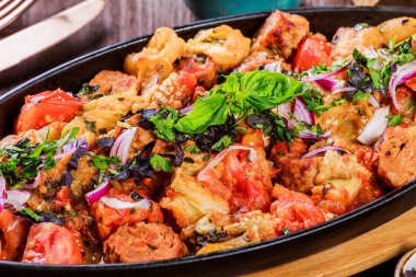 Fırında tavuk ızgara sebze, yeşillik, lavaş ahşap masa üzerinde tavada. Sıcak et yemekleri. Üstten görünüm