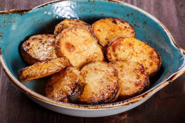 Plaka ahşap arka plan üzerinde ızgara patates. Üstten görünüm