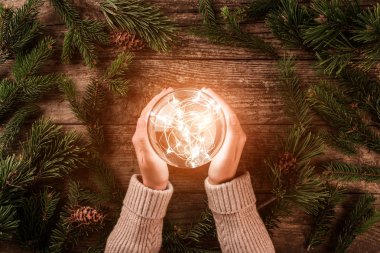 Erkek köknar dalları tatil zemin üzerine Noel parlayan top tutan eller. Noel ve mutlu yeni yıl kartı, bokeh, kıvılcım. Düz yatıyordu, en iyi görünümü