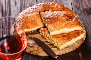 Acaralı Khachapuri geleneksel Gürcü peynir pasta kesme tahtası üzerinde. Homemade Pişirme. Üstten görünüm