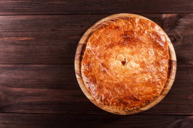Acaralı Khachapuri geleneksel Gürcü peynir pasta kesme tahtası üzerinde. Homemade Pişirme. Üstten görünüm