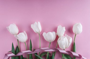 Lale çiçek hafif pembe arka plan üzerinde beyaz. Tebrik kartı veya düğün davetiyesi. Düz yatıyordu, en iyi görünüm, kopya alanı