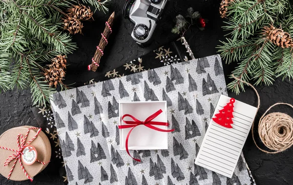 クリスマス包装 モミの枝 ギフト ボックス 休日の背景に松ぼっくりクリスマス成分 クリスマスと新年のカード フラット横たわっていた トップ ビュー — ストック写真