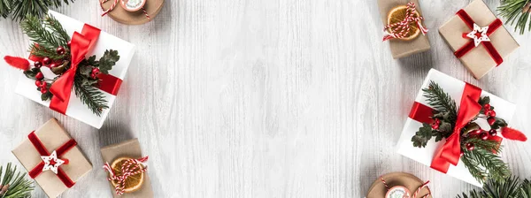 Рождественские Подарочные Коробки Белом Деревянном Фоне Еловыми Ветвями Сосновыми Шишками — стоковое фото