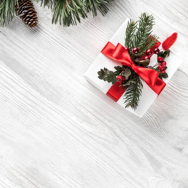 Рождественские Подарочные Коробки Белом Деревянном Фоне Еловыми Ветвями Сосновыми Шишками — стоковое фото