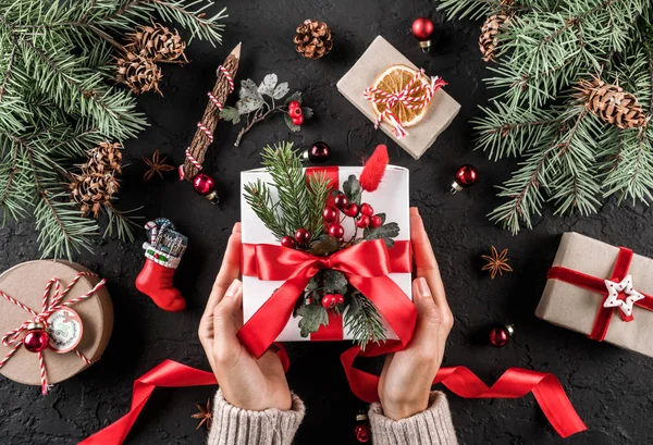 전나무 소나무 배경에 리본으로 크리스마스 상자를 크리스마스와 Bokeh 빛나는 — 스톡 사진