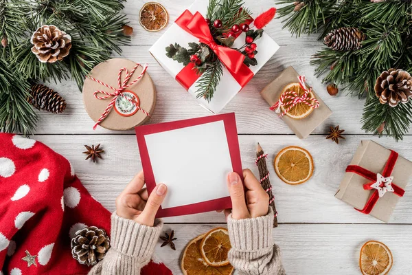 Mano Femenina Sosteniendo Una Carta Santa Sobre Fondo Madera Blanca — Foto de Stock