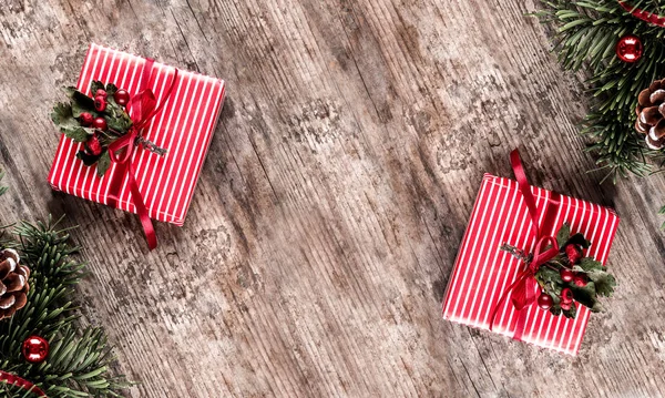 Рождественские Елки Праздничном Деревянном Фоне Подарочными Коробками Сосновыми Шишками Красным — стоковое фото