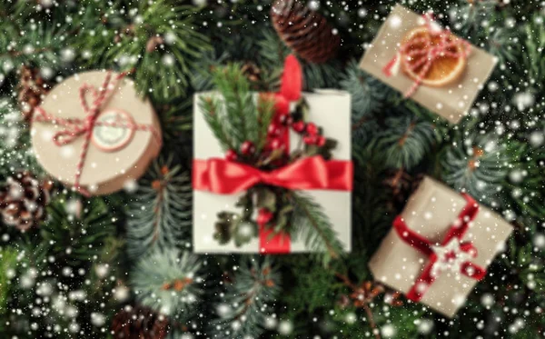 Χριστούγεννα Θάμπωμα Του Φόντου Κουτιά Δώρων Κουκουνάρια Νιφάδες Χιονιού Στα — Φωτογραφία Αρχείου