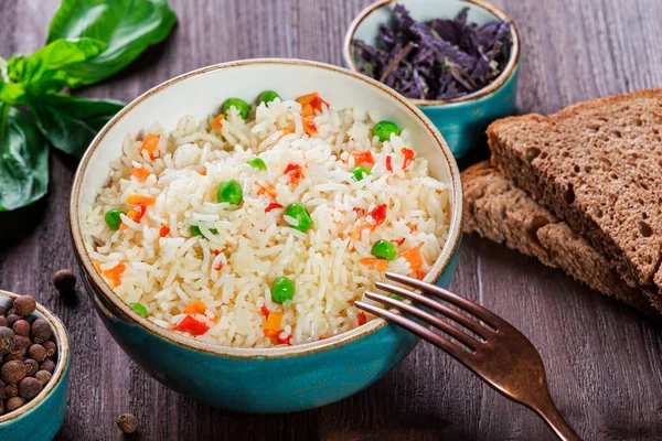 Arroz Com Legumes Ervilhas Cenouras Pimentas Prato Fundo Madeira Comida — Fotografia de Stock