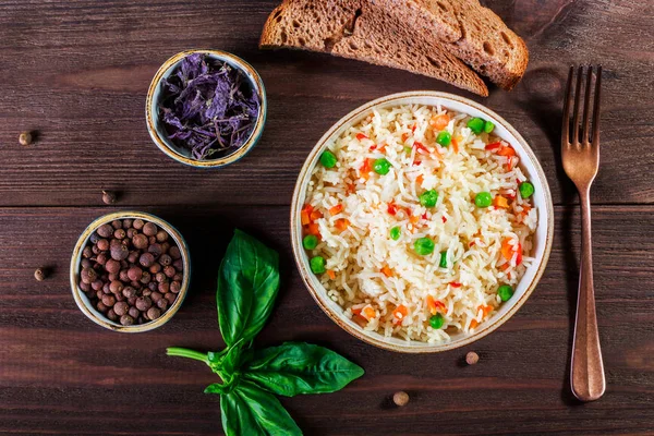 Ρύζι Λαχανικά Αρακά Καρότα Πιπεριές Στο Πιάτο Ξύλινο Υπόβαθρο Υγιεινά — Φωτογραφία Αρχείου