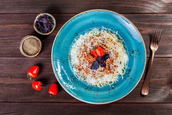 Spaghetti Bolognese Met Gehakt Tomatensaus Gegarneerd Met Parmezaanse Kaas Basilicum — Stockfoto