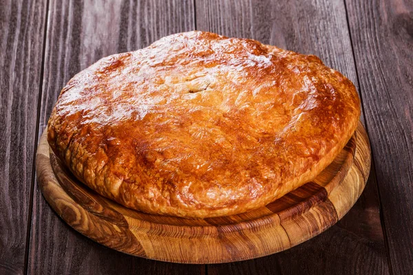 Ajarian Khachapuri Traditionele Georgische Kaas Gebak Snijplank Homemade Bakken Bovenaanzicht — Stockfoto