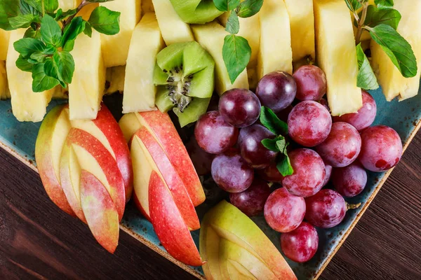 Assortert Frisk Frukt Tallerkenen Eple Druer Kiwi Ananas Grapefrukt Appelsin – stockfoto