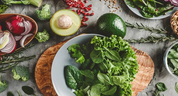 分发新鲜有机蔬菜食品 用于素食烹调和营养 健康食品 干净的饮食 顶视图 复制空间 — 图库照片