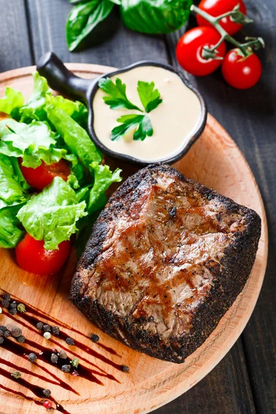 Gegrilltes Schweinefleisch Mit Frischem Gemüsesalat Tomaten Und Sauce Auf Holzschneidebrett — Stockfoto
