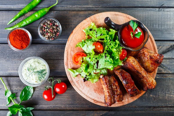 Steak Boeuf Grillé Avec Salade Légumes Frais Tomates Sauce Sur — Photo