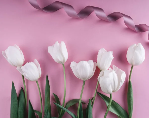 Weiße Tulpen Blühen Auf Hellrosa Hintergrund Grußkarte Oder Hochzeitseinladung Flache — Stockfoto