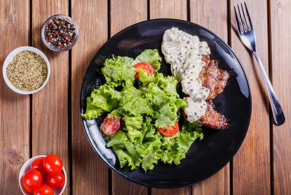 Grilled Meat Fresh Vegetable Salad Tomatoes Black Plate Wooden Background — Stock Photo, Image