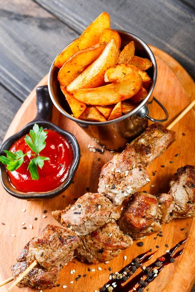 Espetos Carne Com Molho Batatas Fritas Balde Tábua Corte Madeira — Fotografia de Stock