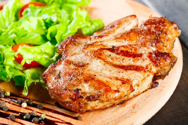 Gegrilltes Schweineschnitzel Steak Mit Frischem Gemüsesalat Tomaten Und Sauce Auf — Stockfoto