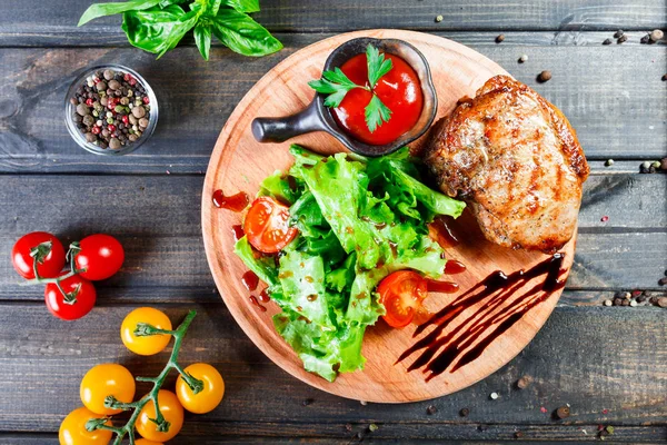 Grilled Steak Pork Fresh Vegetable Salad Tomatoes Sauce Wooden Cutting — Stock Photo, Image