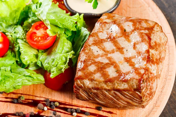 Grilled Steak Pork Fresh Vegetable Salad Tomatoes Sauce Wooden Cutting — Stock Photo, Image