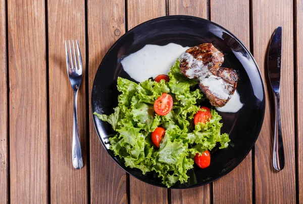 Grilled Beaf Steak Meat Fresh Vegetable Salad Tomatoes Black Plate — Stock Photo, Image