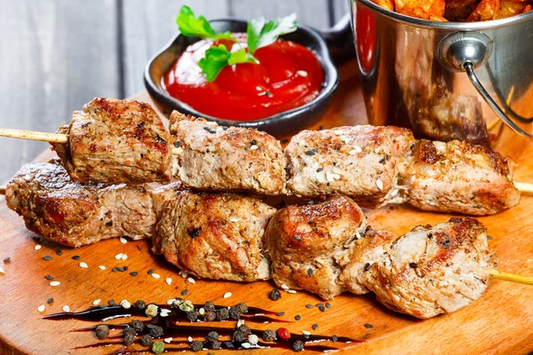 Espetos Carne Com Molho Batatas Fritas Balde Tábua Corte Madeira — Fotografia de Stock