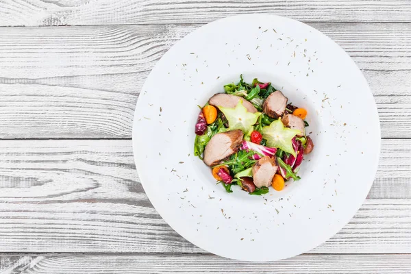 Frischer Salat Mit Hühnerbrust Rucola Salat Blumenkohl Physalis Und Karambola — Stockfoto