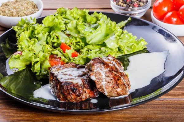 Grilled Beaf Steak Meat Fresh Vegetable Salad Tomatoes Black Plate — Stock Photo, Image