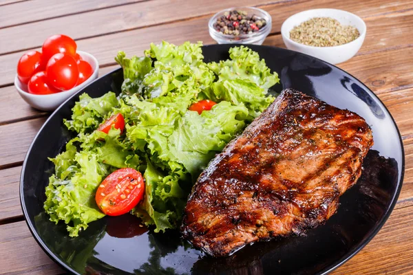 Grilled Pork Steak Meat Fresh Vegetable Salad Tomatoes Black Plate — Stock Photo, Image